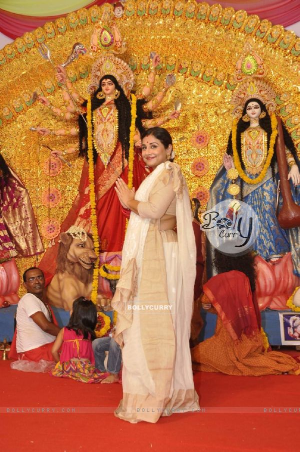 Vidya Balan Visits Durga Pandal for Durga Pooja