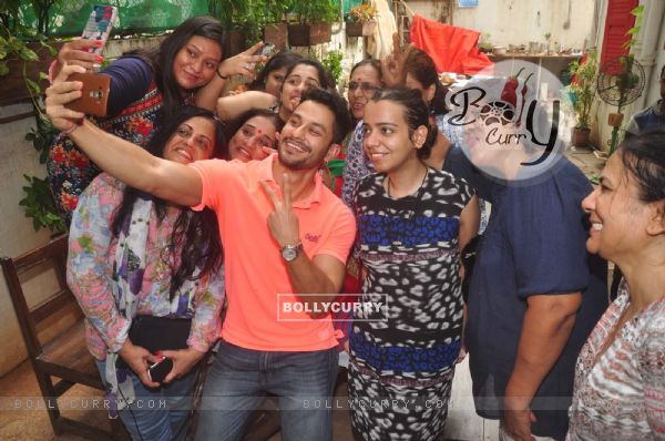 Kunal Khemu Clicks Selfie with all 'Bhabis' at Special Screening of Guddu Ki Gun (382206)