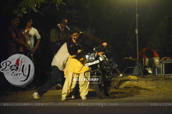 Kareena Kapoor Tries to Kick Start the Motorcycle on Location of Udta Punjab (382245)