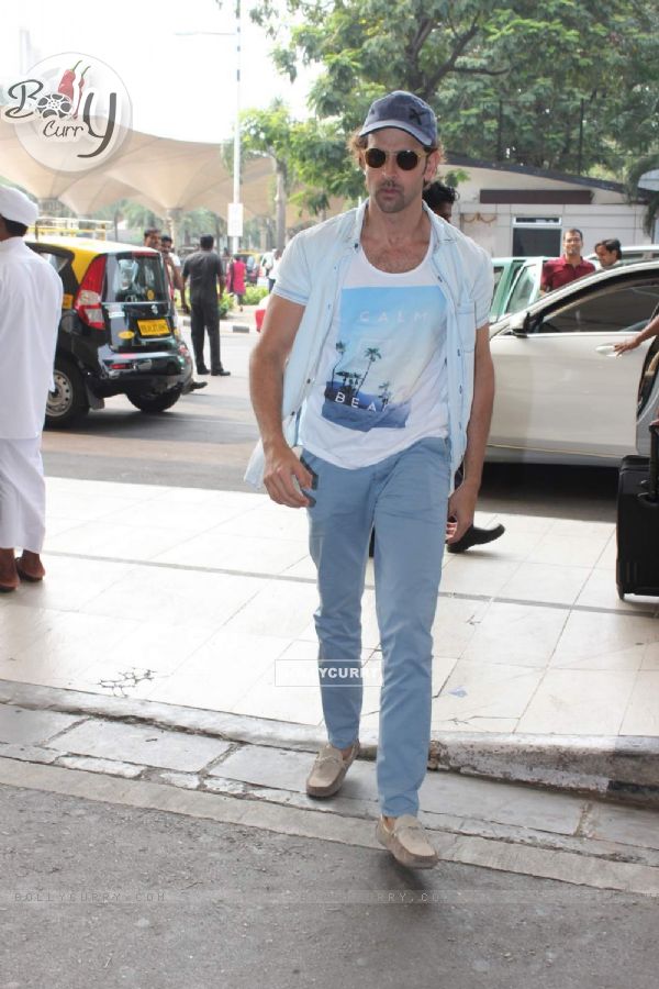 Hrithik Roshan Snapped at Airport