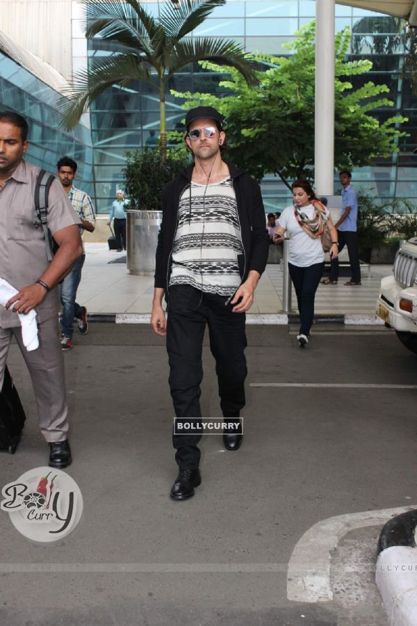 Hrithik Roshan Snapped at Airport