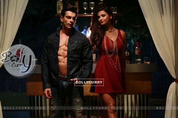 Karan Singh Grover and Daisy Shah Sizzles in 'Tu Isaq Mera' Song of Hate Story 3 (382614)
