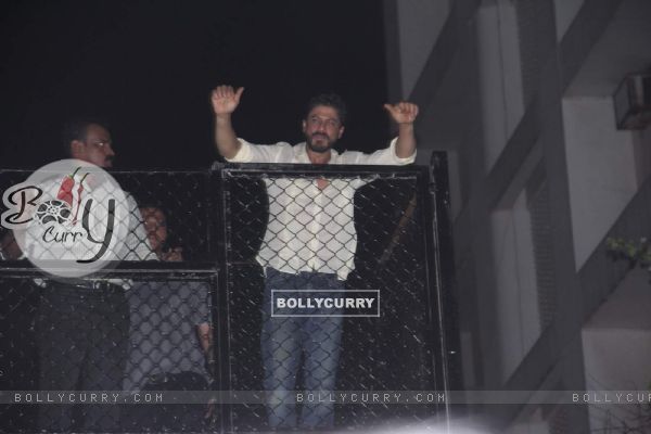Shah Rukh Khan Celebrates His 50th Birthday With Fans outside Mannat