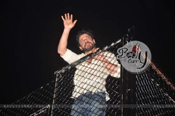 Shah Rukh Khan Celebrates His 50th Birthday With Fans outside Mannat