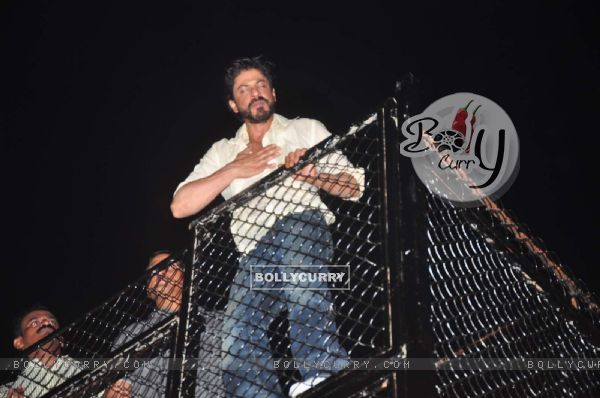 Shah Rukh Khan Thanks his Fans Outside Mannat on 50th Birthday