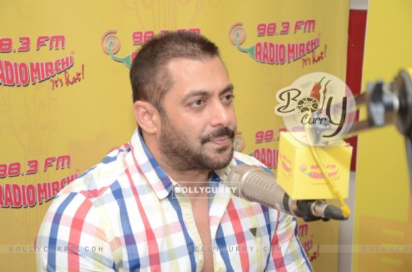 Salman Khan for Promotions of Prem Ratan Dhan Payo at Radio Mirchi (383180)