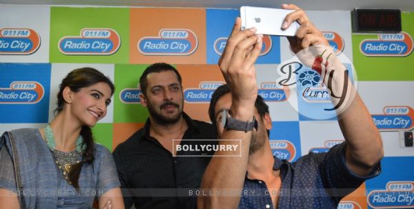 Salman Khan and Sonam Kapoor for Promotions of Prem Ratan Dhan Payo at Radio City (383282)