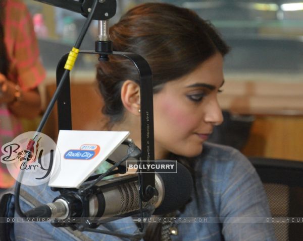 Sonam Kapoor for Promotions of Prem Ratan Dhan Payo at Radio City (383284)