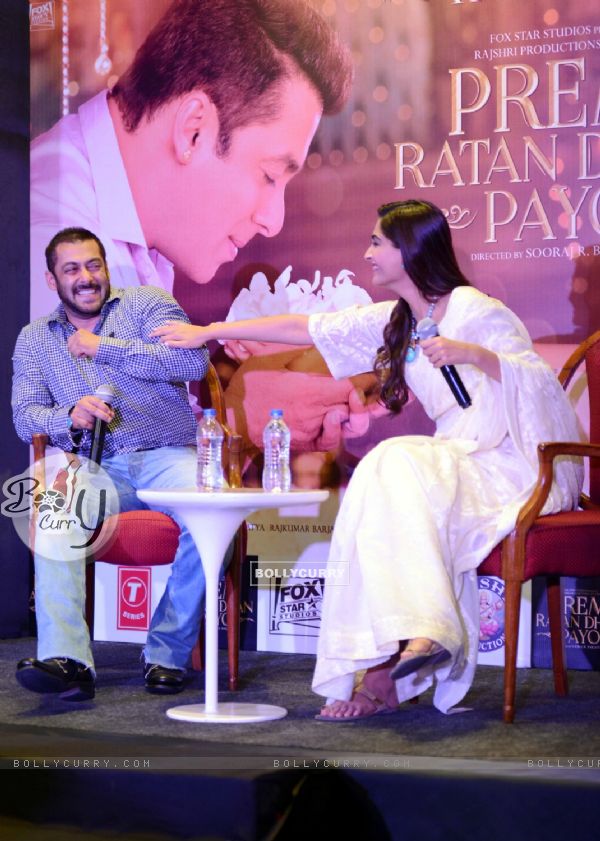 Salman and Sonam during the Press Meet of Prem Ratan Dhan Payo in Delhi (383437)