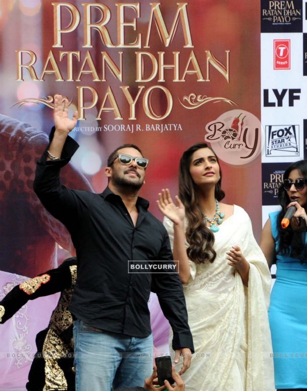 Salman Khan and Sonam Kapoor for Promotions of Prem Ratan Dhan Payo at Noida (383471)