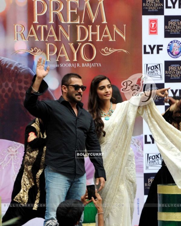 Salman Khan and Sonam Kapoor for Promotions of Prem Ratan Dhan Payo at Noida (383472)