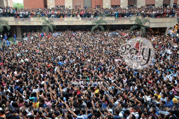 Crowd Gathered During Promotions of Prem Ratan Dhan Payo at Noida (383473)