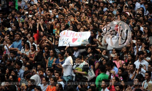Crowd Gathered During Promotions of Prem Ratan Dhan Payo at Noida (383474)