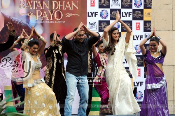 Salman and Sonam Performs During Promotions of Prem Ratan Dhan Payo at Noida