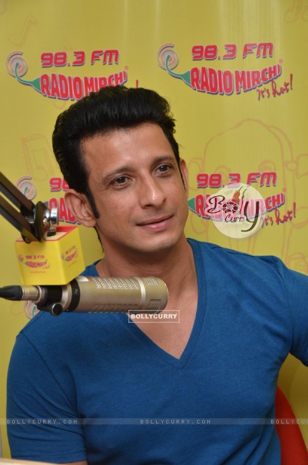 Sharman Joshi Goes Live at Radio Mirchi for Promotions of Hate Story 3 (383749)