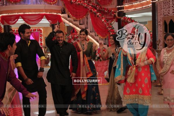 Salman Khan for Promotions of 'PRDP' on the sets of 'KumKum Bhagya' (383793)