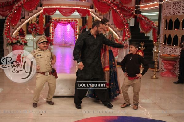 Salman Khan and Sonam Kapoor for Promotions of 'PRDP' on the sets of 'KumKum Bhagya' (383795)