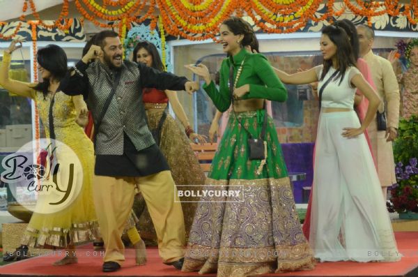 Salman and Sonam Shakes a Leg with Girls of Bigg Boss 9 House (383853)