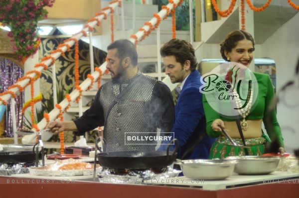 Neil Nitin Mukesh, Sonam Kapoor and Salman Khan makes 'Jalebi' at Bigg Boss House
