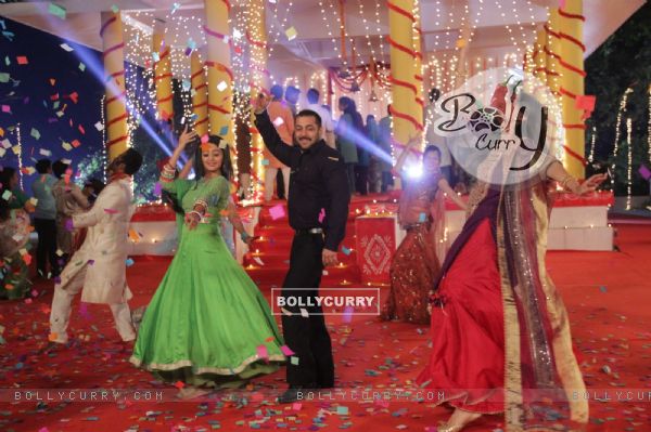 Sonam Kapoor and Salman Khan Shakes a Leg with Swara during Promotions of PRDP on of Sets (383967)