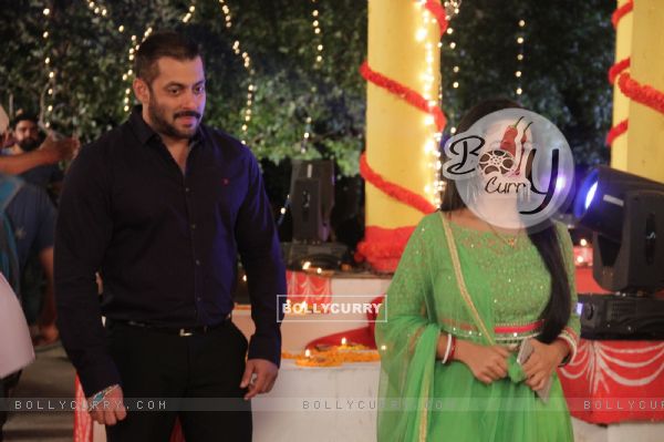 Salman Khan for Promotions of PRDP on Sets Sasural Simar Ka and Swaragini
