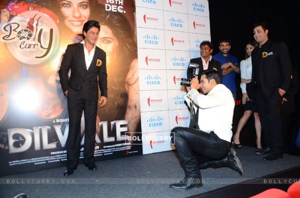 Varun Dhawan Clicks Picture of SRK at Trailer Launch of 'Dilwale' (384048)