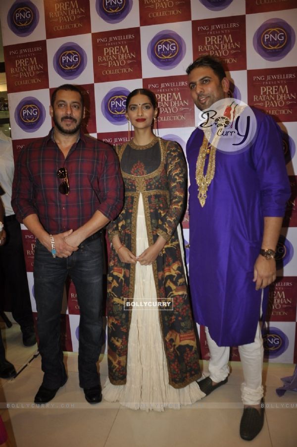 Salman Khan and Sonam Kapoor at the Launch of P N Gadgil Jewellers new logo