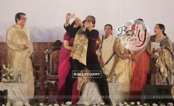 Amitabh Bachchan Takes a Selfie at Opening Ceremony of Kolkata International Film Festival 2015