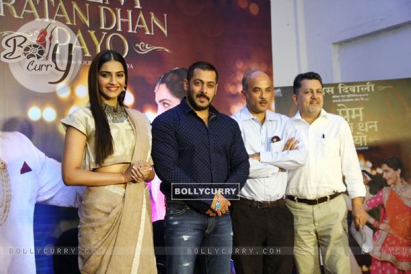 Sonam Kapoor, Sooraj Barjatya and Salman Khan at Press Meet of Prem Ratan Dhan Payo (384698)
