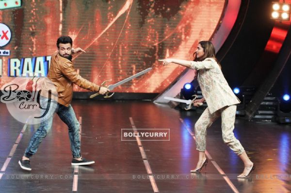 Deepika Padukone and Rithvik Dhanjani Play Sword Fight at Grand Finale of 'I Can Do That'