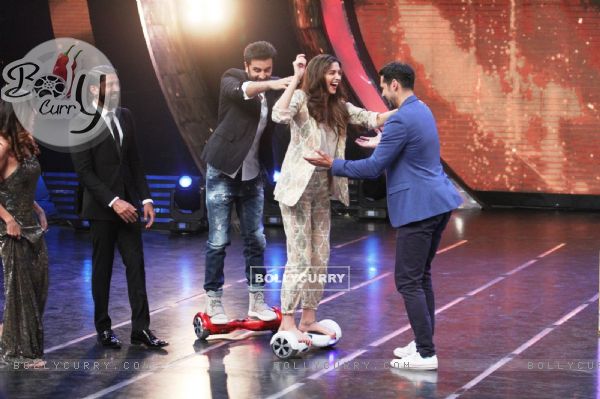 Ranbir and Deepika Promotes Tamasha at Grand Finale of 'I Can Do That' (384815)