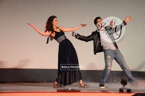 Varun Dhawan and Kriti Sanon enacting SRK's signature pose at Song Launch of 'Dilwale'