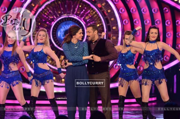 Salman and Deepika Dances on Matargashti During Promotions of Tamasha on Bigg Boss 9 (Nau)