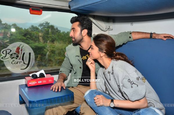 Ranbir Kapoor and Deepika Padukone Enjoys Train Journey to Delhi (385200)