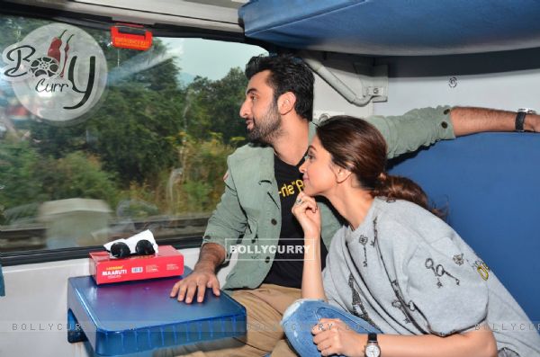 Deepika Padukone and Ranbir Kapoor Travels by Train to Delhi