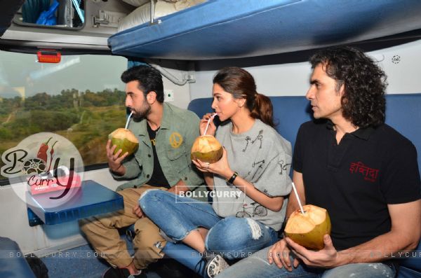 Imtiaz Ali, Ranbir Kapoor and Deepika Padukone's Train Journey to Delhi (385202)