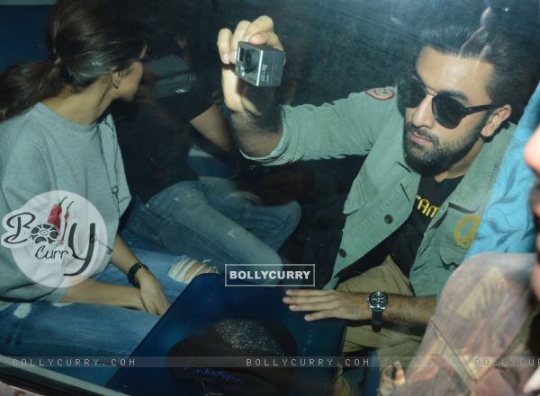 Ranbir Kapoor Shoots the ongoings of the Train Journey (385207)