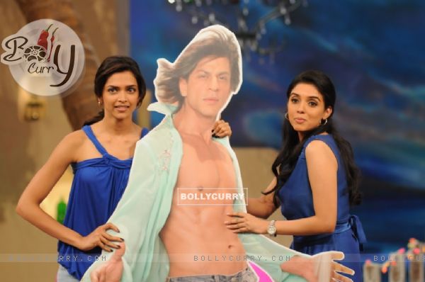 Asin and Deepika with Shahrukh Khan poster