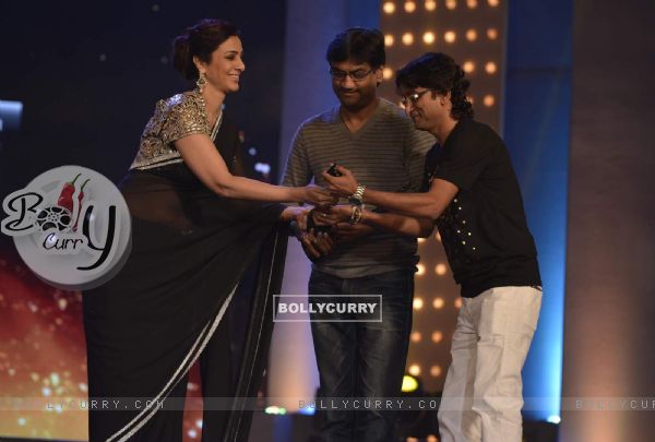 Ajay-Atul Receives Award from Tabu at Filmfare Awards - Marathi 2015