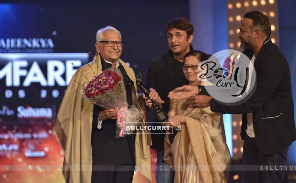 Ramesh Deo Receives Lifetime Achievement Award  at Filmfare Awards - Marathi 2015