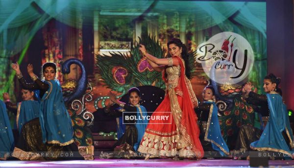 Sonalee Kulkarni Performs at Filmfare Awards - Marathi 2015
