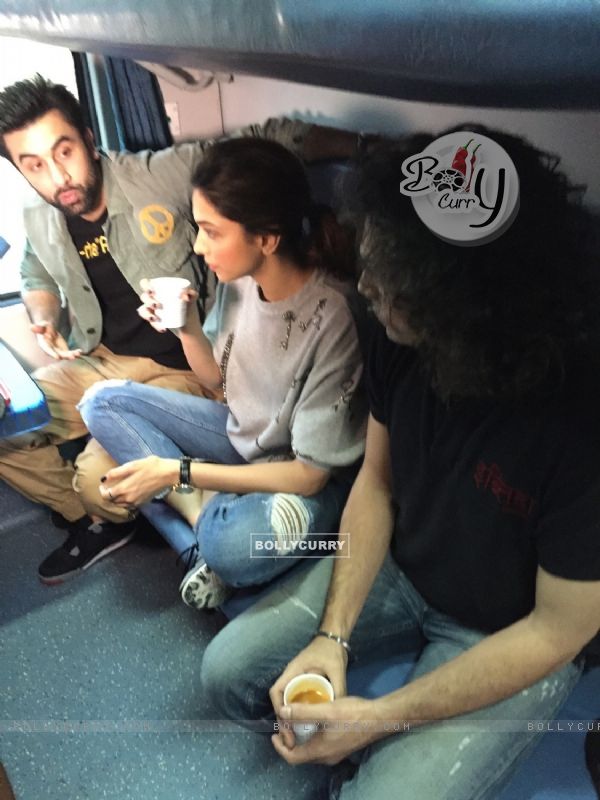 Coffee Time for Ranbir - Deepika During their Train Journey (385426)