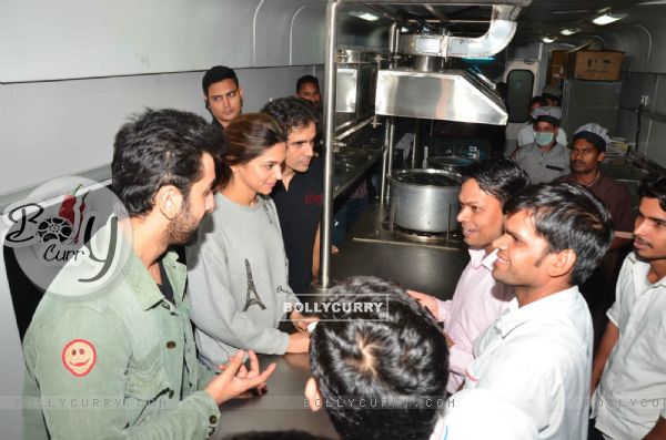 Ranbir - Deepika and Imtiaz Visits Pantry Car of the Train while travelling to Delhi