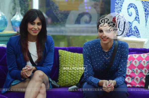 Deepika Spends Time with Housemates in Bigg Boss 9 house
