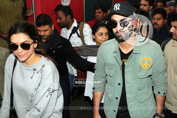 Ranbir and Deepika Arrives at Dellhi Station