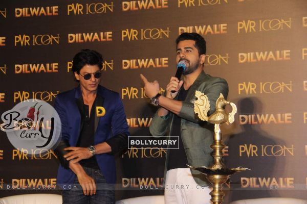 Shah Rukh Khan and Host Gunjan Utreja at 'Manma Emotion Jaage' Song Launch of 'Dilwale'