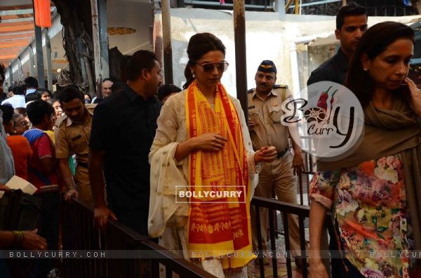 Deepika Padukone Visits Siddhivinayak Temple a Day Before 'Tamasha' Release
