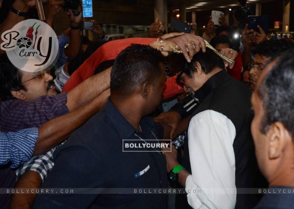 Amitabh Bachchan gets a warm Welcome in Kolkata at NSCB Airport