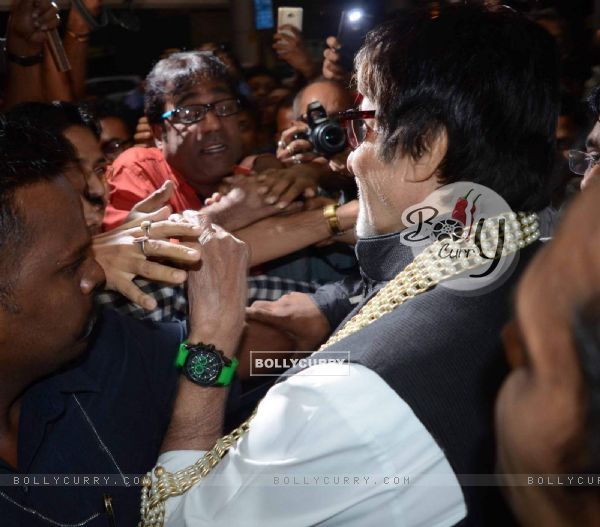 Amitabh Bachchan greets fans in Kolkata at Airport