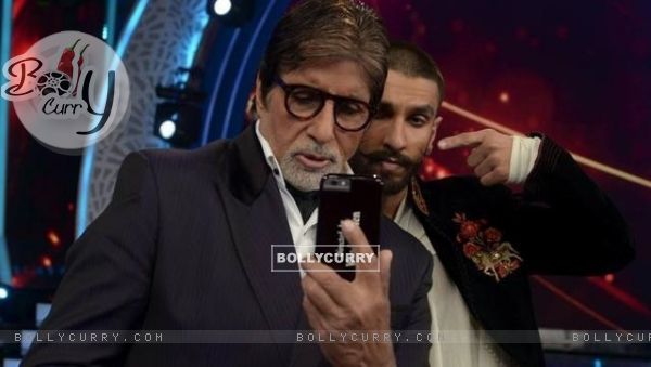 Amitabh Bachchan and Ranveer Singh Clicks Selfir on Aaj Ki Raat Hai Zindagi Show
